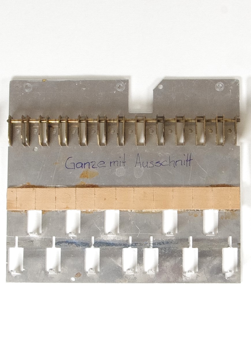 Teil-Grundplatte Tastaturlager Hohner, gebraucht ganze Oktave mit Ausschnitt Teil-Grundplatte Tastaturlager Hohner, gebraucht ganze Oktave mit Ausschnitt