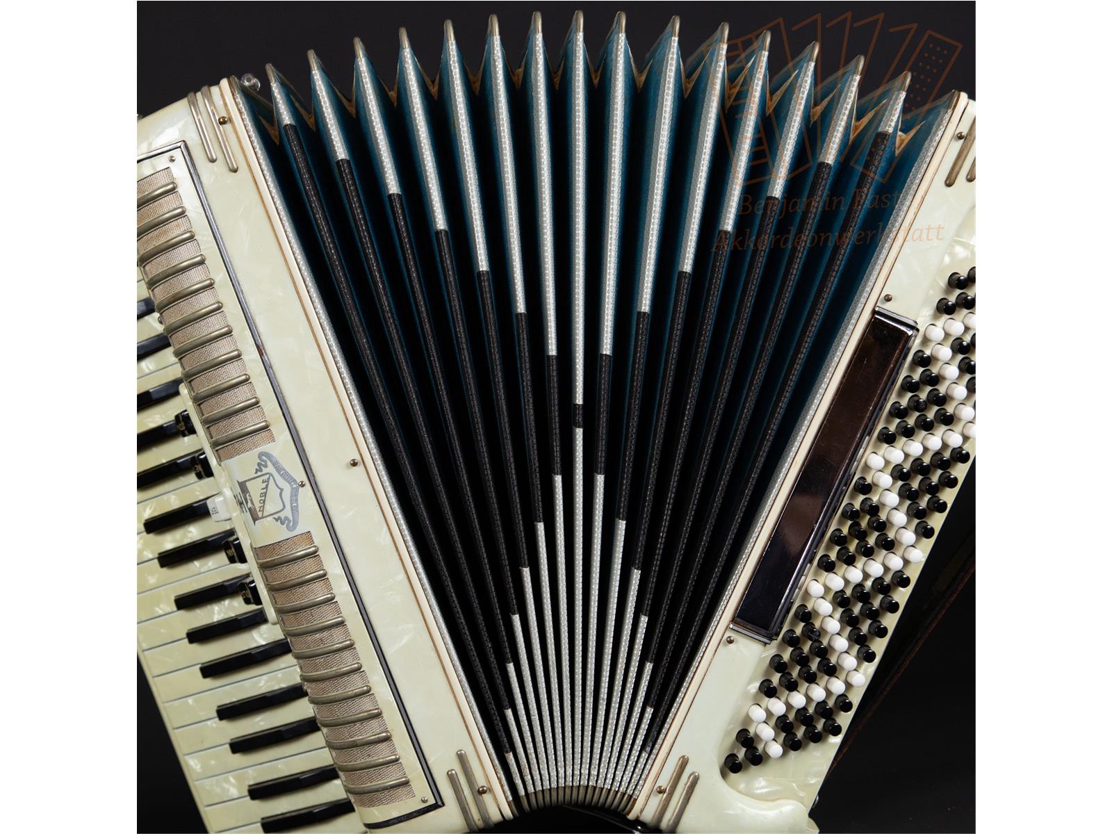 Akkordeon Noble 41/120/III/5/1 MT gebraucht Akkordeon Noble 41/120/III/5/1 MT gebraucht